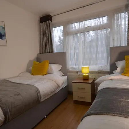 3 Bed House In - Great For Longer * London Borough of Croydon