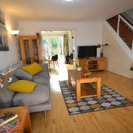 Apartment 3 Bed House In - Great For Longer