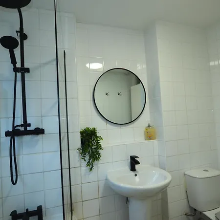 3 Bed House In - Great For Longer Apartment