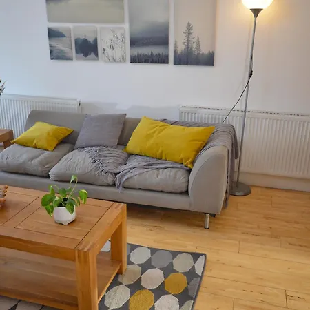 3 Bed House In - Great For Longer Apartment *