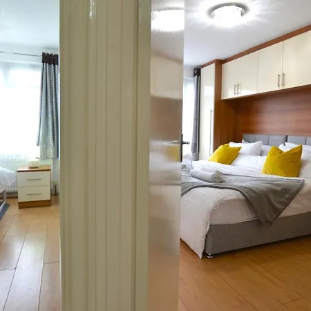 Apartment 3 Bed House In - Great For Longer *