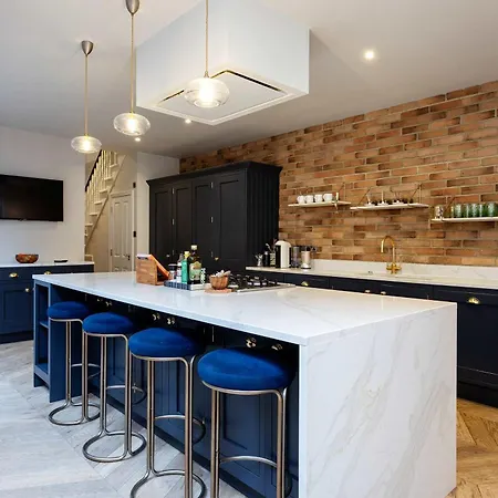 Veeve - A Vision In Blue * London
