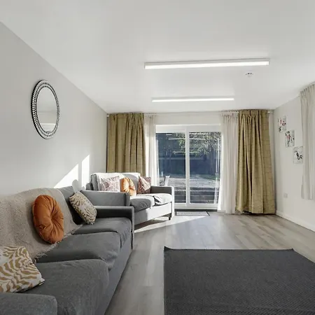 Homestay Place To In Longbridge