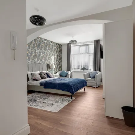 Homestay Place To In Longbridge *