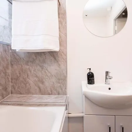 Apartment Modern Flat - Sleeps 3 - London