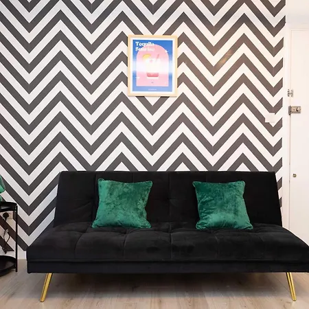 Modern Flat - Sleeps 3 - London Apartment