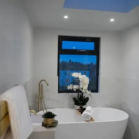 Guest house Stylish Skylight In A Luxury House *