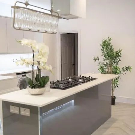 Guest house Stylish Skylight In A Luxury House