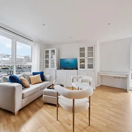 Stylish Central Bolthole Apartment