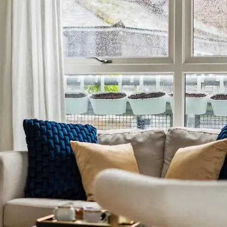 Stylish Central Bolthole Apartment London