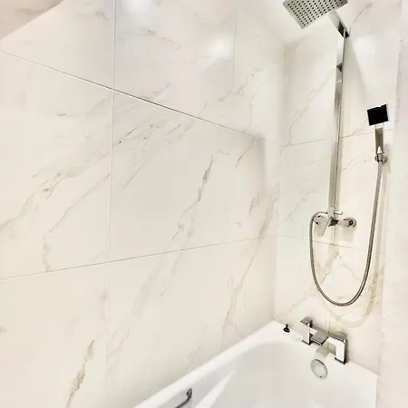 Stylish 2br Designer Flat Holland Park Apartment London