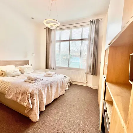 Stylish 2br Designer Flat Holland Park London