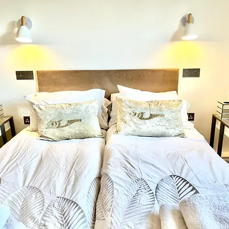 Stylish 2br Designer Flat Holland Park Apartament