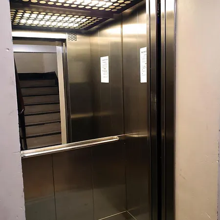 Shepherds Bush Superior Apartment, Center London! London
