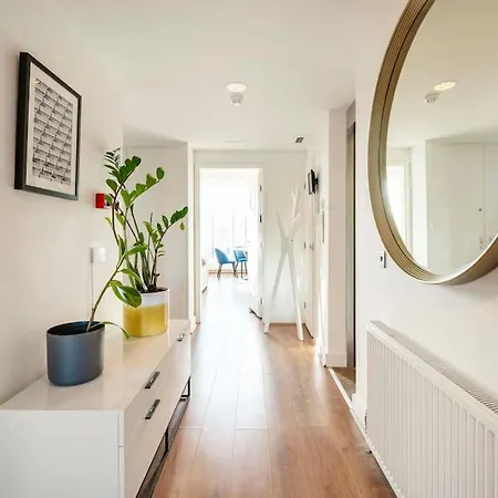 Arcore Premium Golden Square Apartment