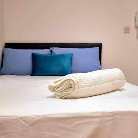 Brand New Collection Of Close To Tube Station Apartment *
