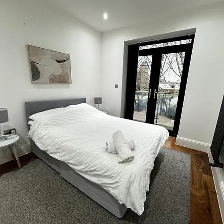 Modern Majesty 3 Bed 3 Bath House In Holiday home London