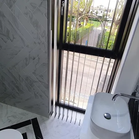 Modern Majesty 3 Bed 3 Bath House In Holiday home London