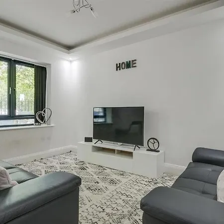 Modern Majesty 3 Bed 3 Bath House In London