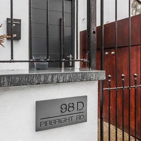 Modern Majesty 3 Bed 3 Bath House In Holiday home London