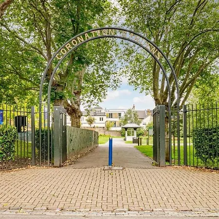 Modern Majesty 3 Bed 3 Bath House In Holiday home *