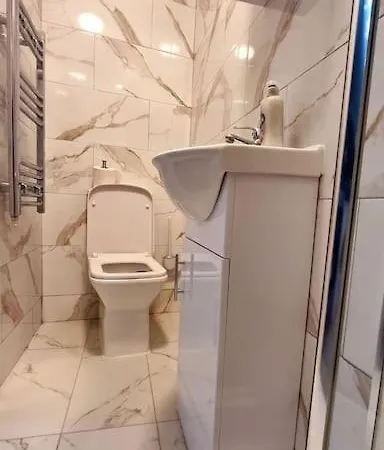 Brand New Collection Of Close To Tube Station Apartment London
