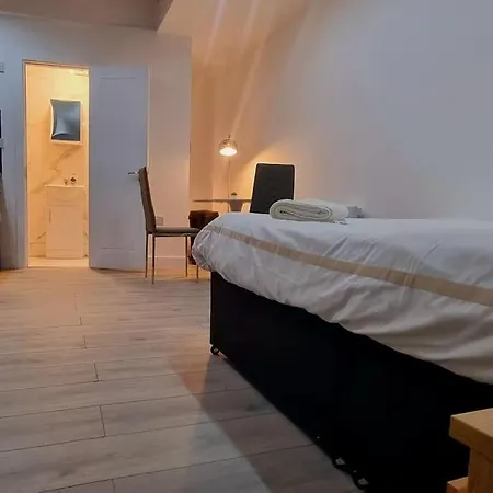 Brand New Collection Of Close To Tube Station Apartment