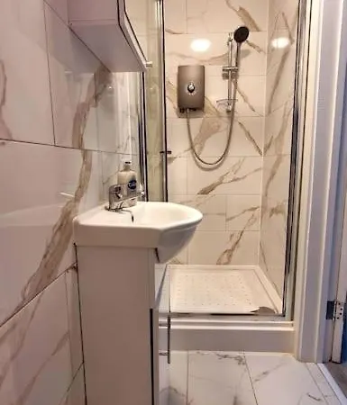 Apartment Brand New Collection Of Close To Tube Station *