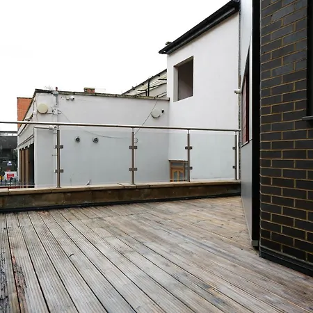 New Luxury In Location Next To Shops, Cafes, Bars & Metro *