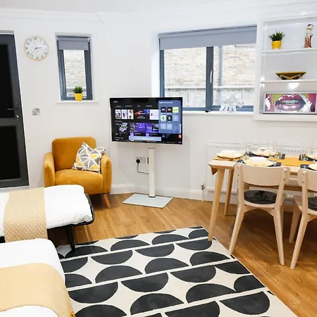 아파트 New Luxury In Location Next To Shops, Cafes, Bars & Metro *
