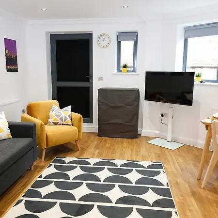 New Luxury In Location Next To Shops, Cafes, Bars & Metro