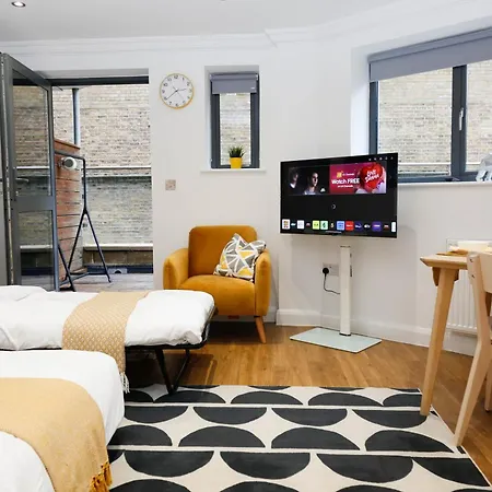New Luxury In Location Next To Shops, Cafes, Bars & Metro 아파트 런던