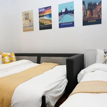 New Luxury In Location Next To Shops, Cafes, Bars & Metro 런던