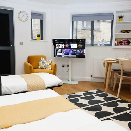New Luxury In Location Next To Shops, Cafes, Bars & Metro 아파트
