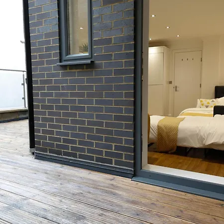 New Luxury In Location Next To Shops, Cafes, Bars & Metro