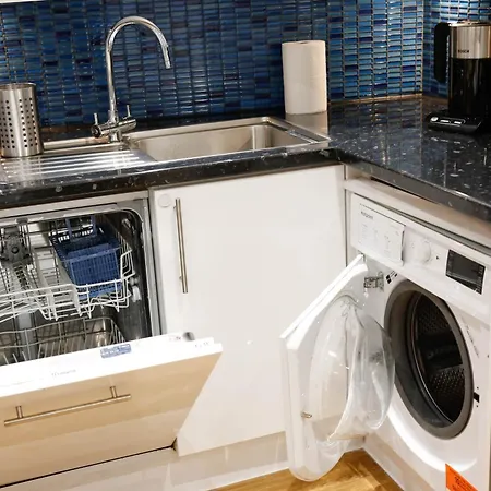 아파트 New Luxury In Location Next To Shops, Cafes, Bars & Metro