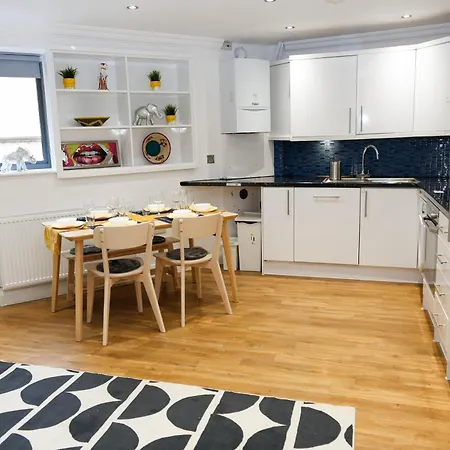 New Luxury In Location Next To Shops, Cafes, Bars & Metro