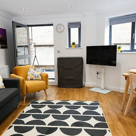 New Luxury In Location Next To Shops, Cafes, Bars & Metro 런던