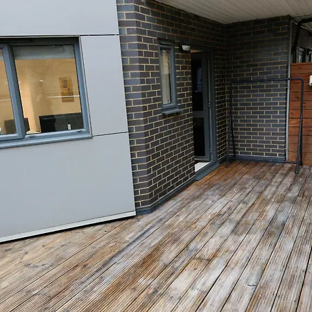 New Luxury In Location Next To Shops, Cafes, Bars & Metro 아파트 *