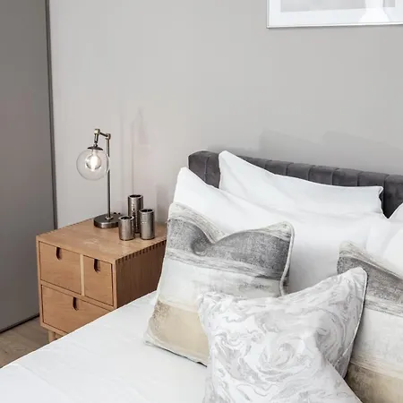 Luxury 2bed:prime Location, Min 2 Main Attractions Apartment *