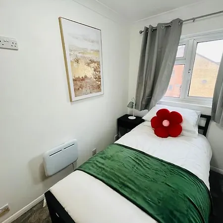 Stylish Two Bedroom Flat Colindale, Nw9 Close To Station Edgware