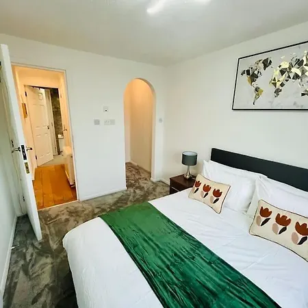 Stylish Two Bedroom Flat Colindale, Nw9 Close To Station Apartment