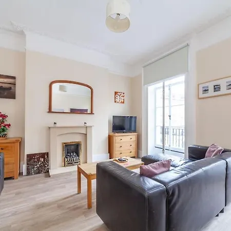 Spacious & 3-bed Flat By Popular Waterloo!