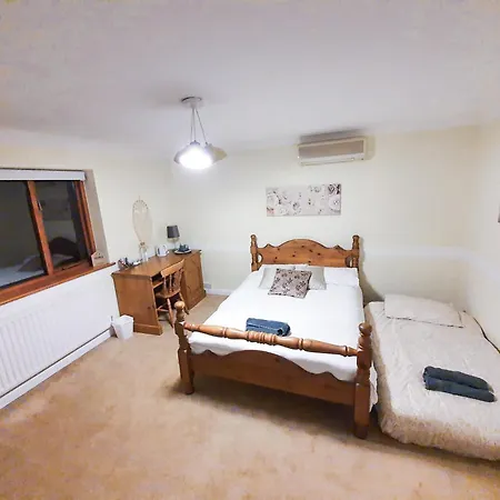 Old Slade - Train To London 30mins, Heathrow 15mins Away,free Parking - En-suit Homestay West Drayton (Middlesex)