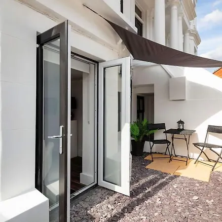 Luxury 1 Bed With Private Terrace & Parking - Heart Of Wanstead Village *