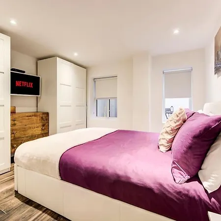 Luxury 1 Bed With Private Terrace & Parking - Heart Of Wanstead Village Apartment