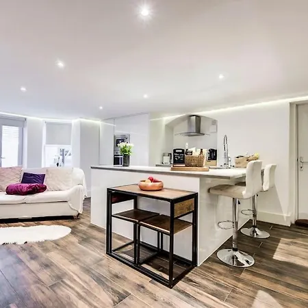 Luxury 1 Bed With Private Terrace & Parking - Heart Of Wanstead Village *