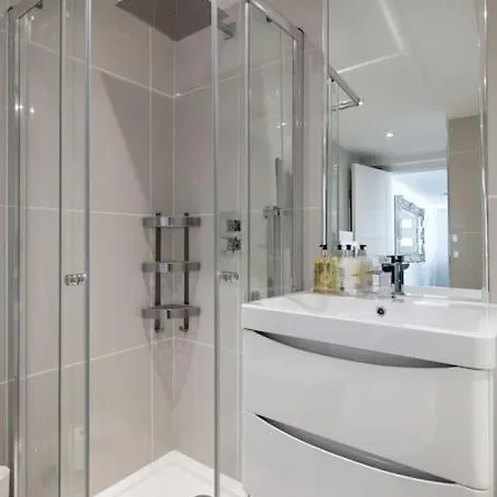 Luxury 1 Bed With Private Terrace & Parking - Heart Of Wanstead Village *