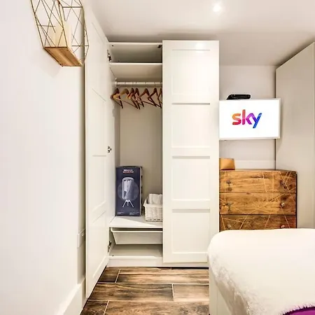 Luxury 1 Bed With Private Terrace & Parking - Heart Of Wanstead Village Apartment *