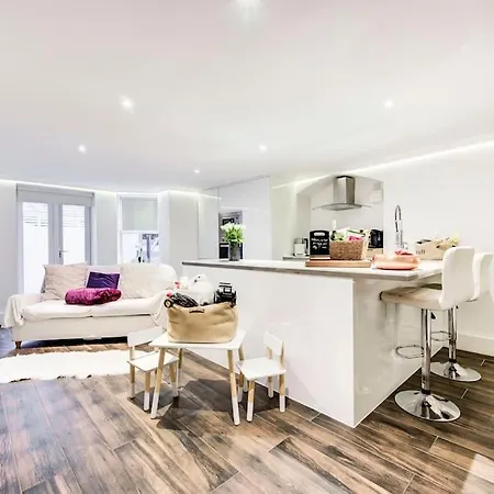 Luxury 1 Bed With Private Terrace & Parking - Heart Of Wanstead Village Apartment
